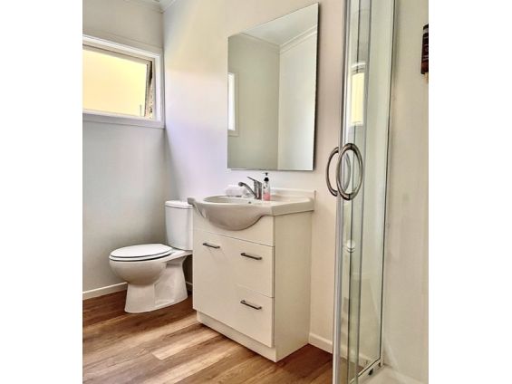 Premium Queen Studio bathroom