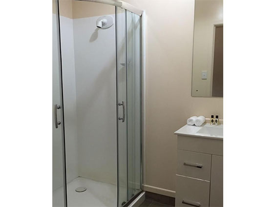 Family King Studio bathroom